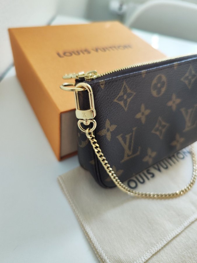 Louis Vuitton Mini Pochette Monogram Canvas i nyskick med alla tillbehör