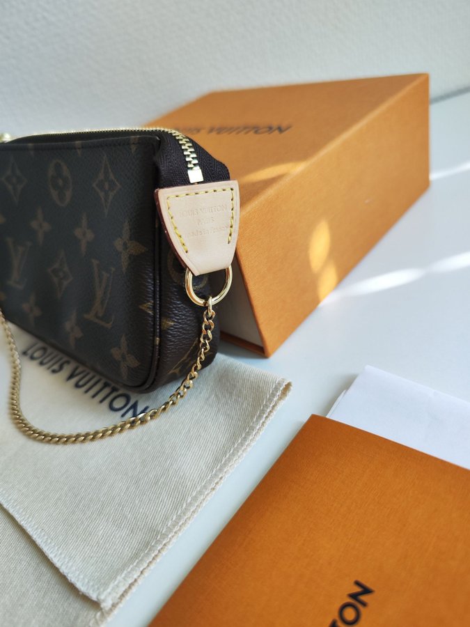 Louis Vuitton Mini Pochette Monogram Canvas i nyskick med alla tillbehör