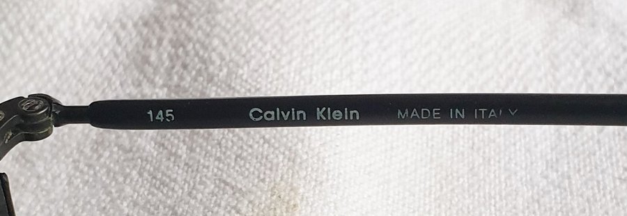 Läckra äldre Calvin Klein Solglasögon CK 121S!