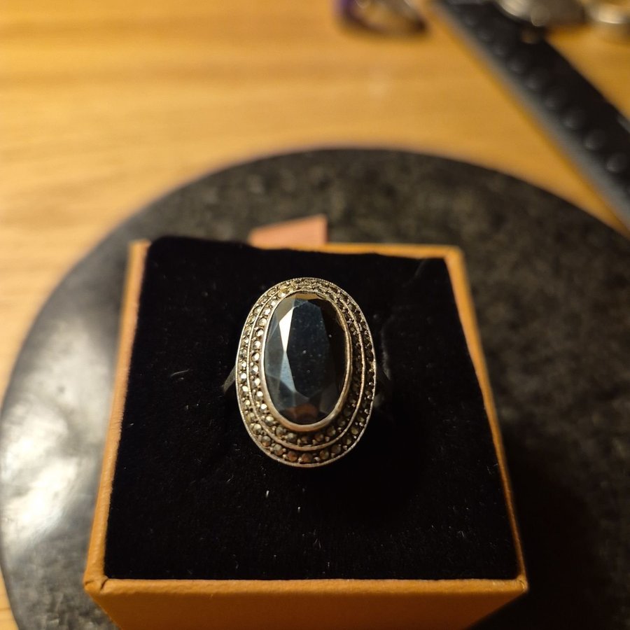 Elegant silver ring.