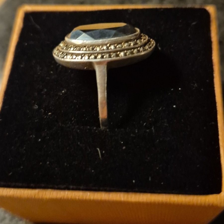 Elegant silver ring.