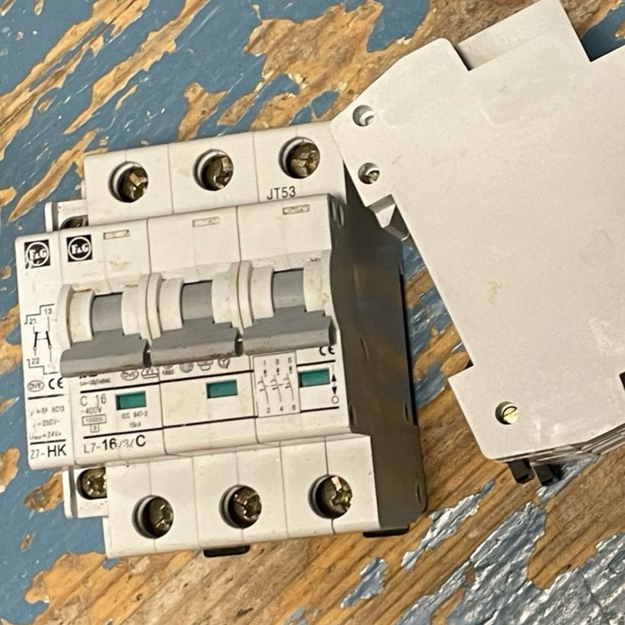 2st Automatsäkringar 3-fas 16A C med hjälpblock