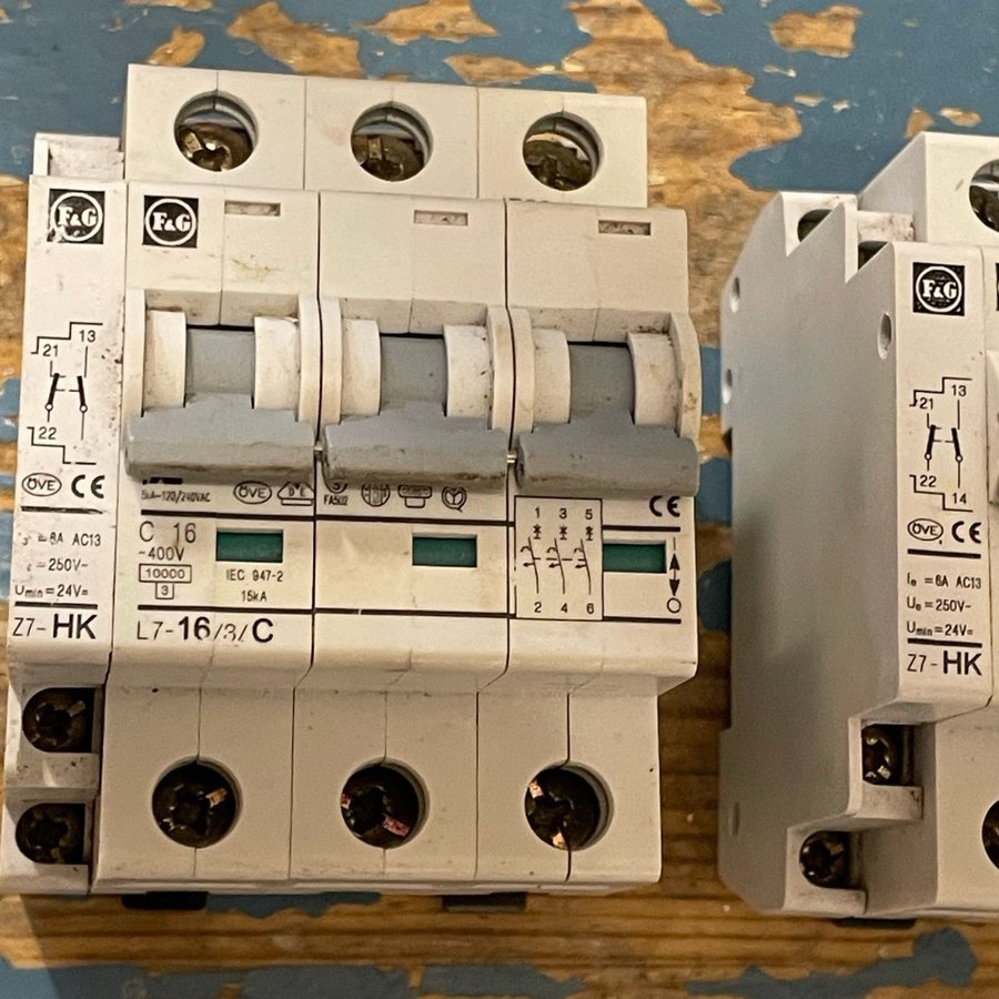 2st Automatsäkringar 3-fas 16A C med hjälpblock