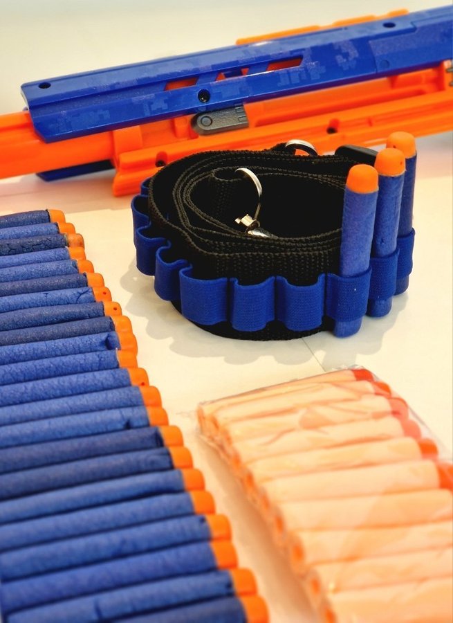 Nerf-paket med 7 vapen, 80 pilar, bälte och tillbehör