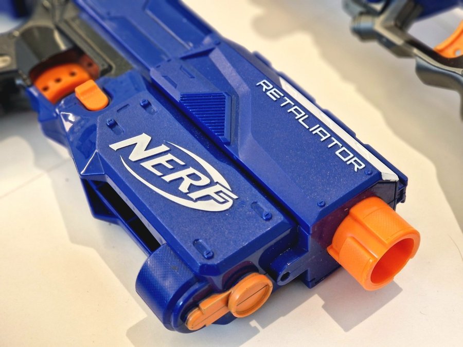 Nerf-paket med 7 vapen, 80 pilar, bälte och tillbehör