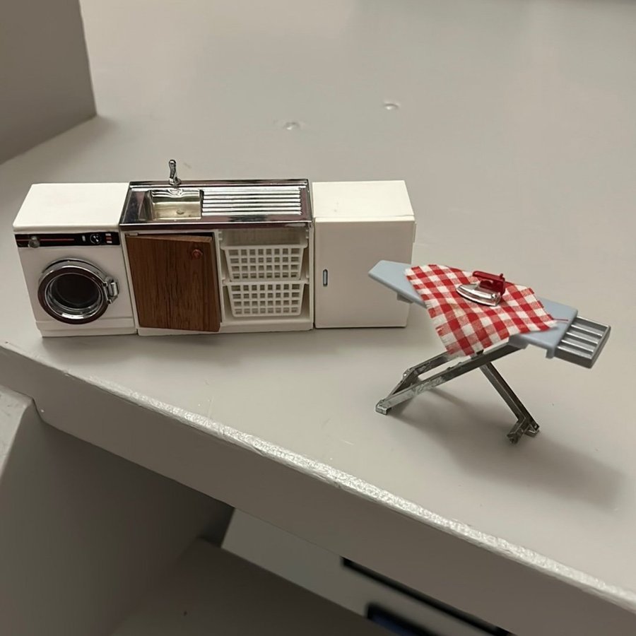 Lundby dockskåp - Tvättstuga med strykbräda/strykjärn