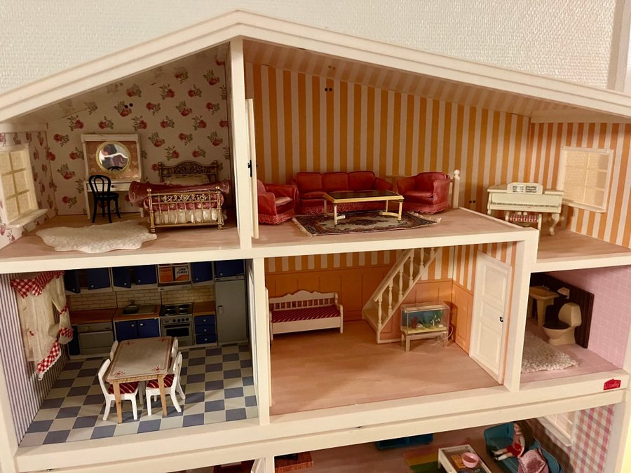 Julklapp! Stort välmöblerat dockskåp, Lundby ”Småland”, 5 våningar samt trädgård