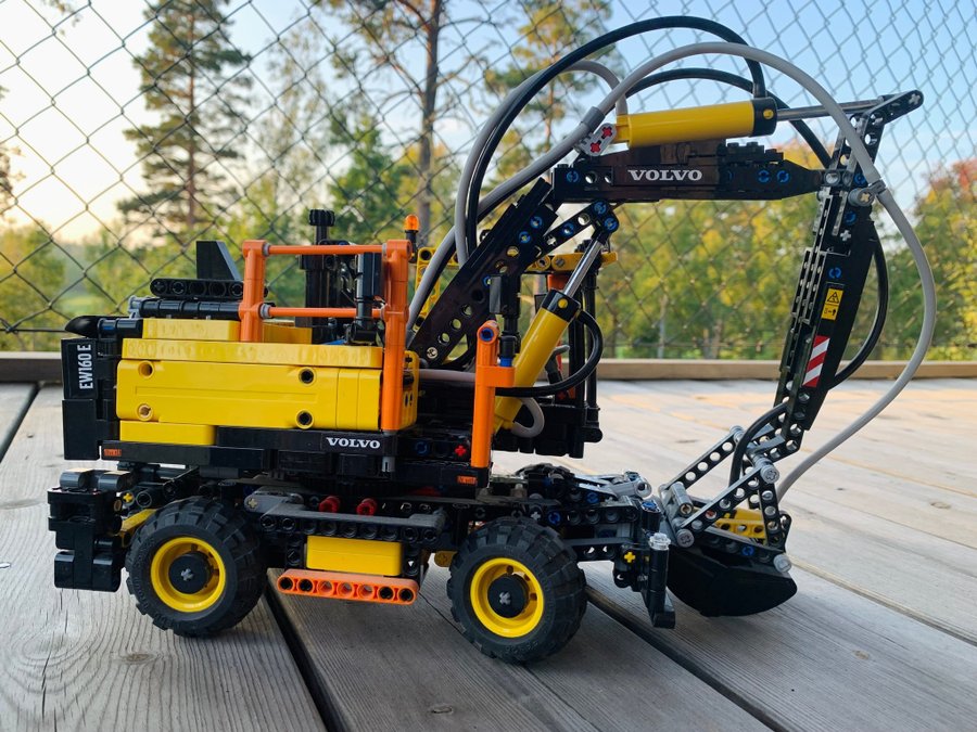 Lego Technic Volvo EW160E