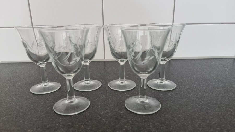 ÄLDRE HANDSNIDAD SHERRYGLAS  LIKÖRGLAS med VACKER DESIGN