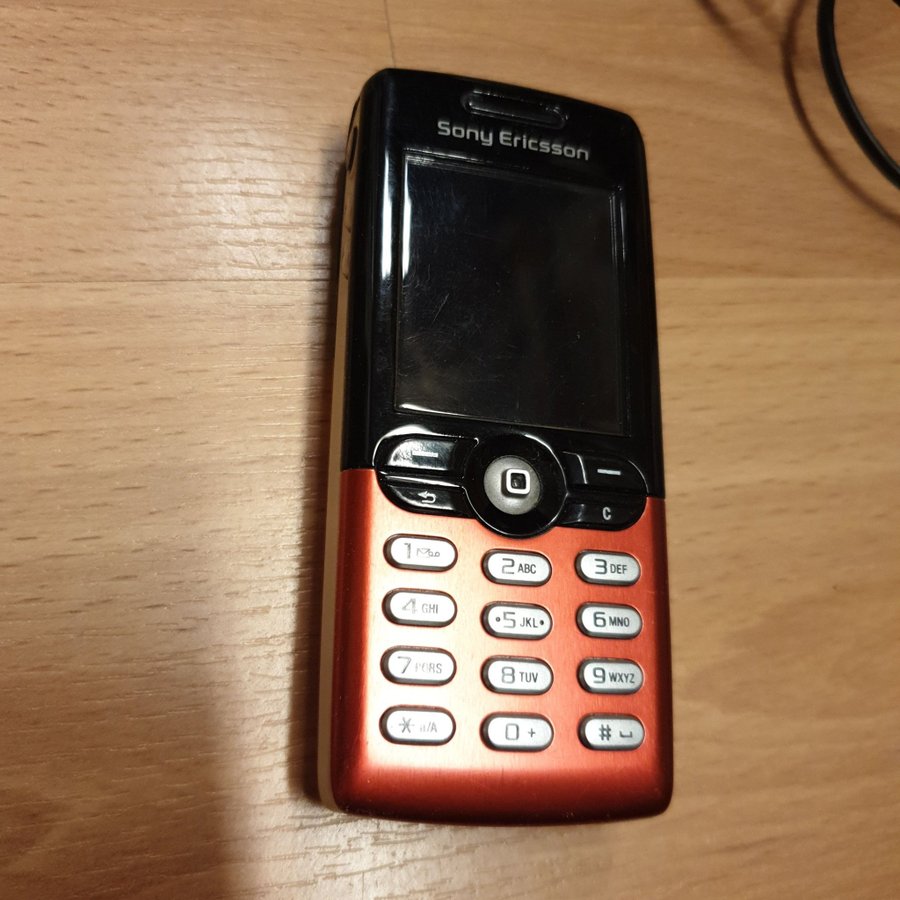 Sony Ericsson mobiltelefon, röd/svart