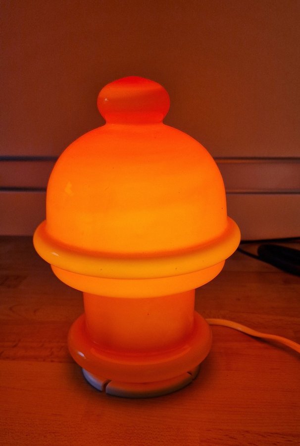 Orange bordslampa i glas 70 tals