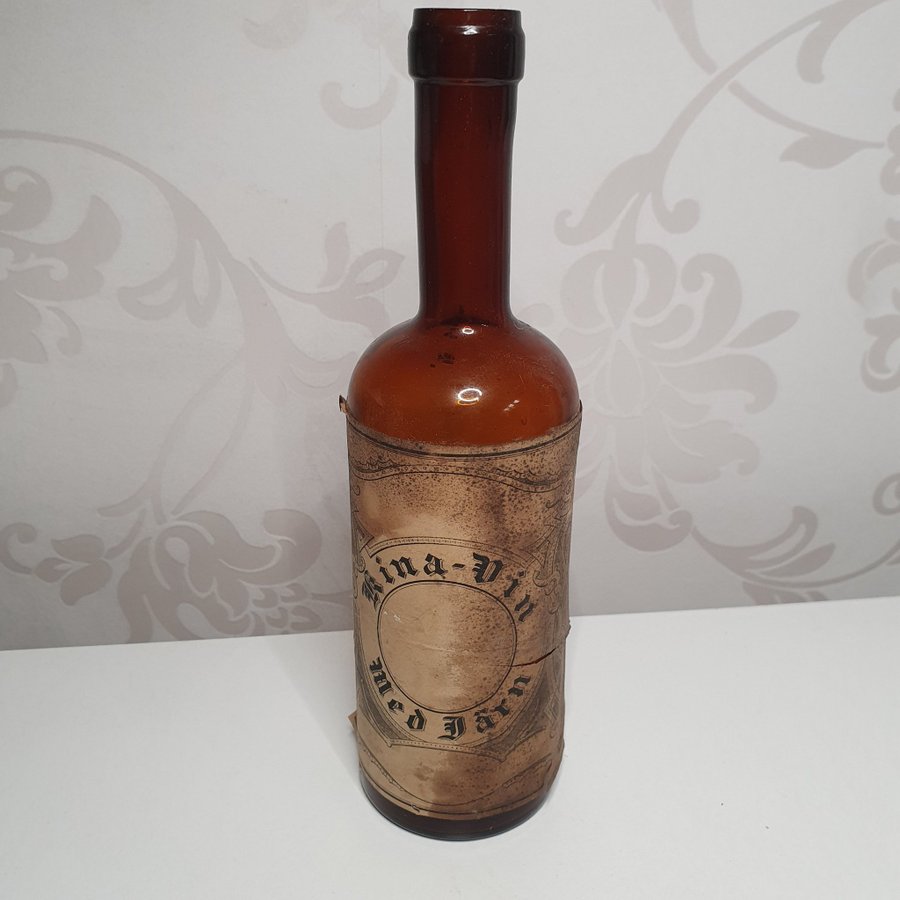 Antique bottle flaska med etikett Kina -VIn med Järn LIthografiska AB Norrköping