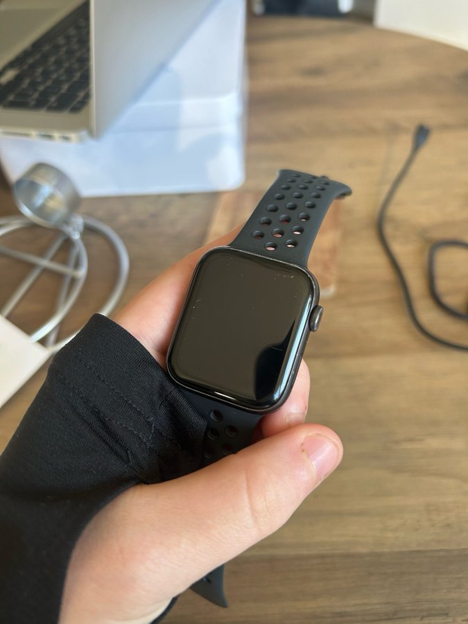 Apple Watch SE Nike GPS 40mm svart/Grå