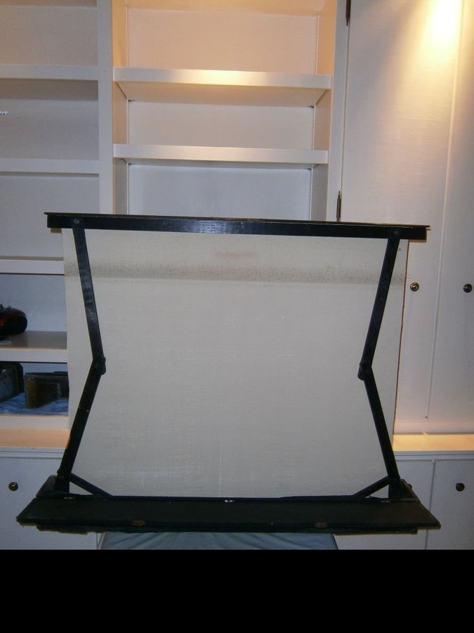 Screen for films or slides, integrated into its wooden transport case