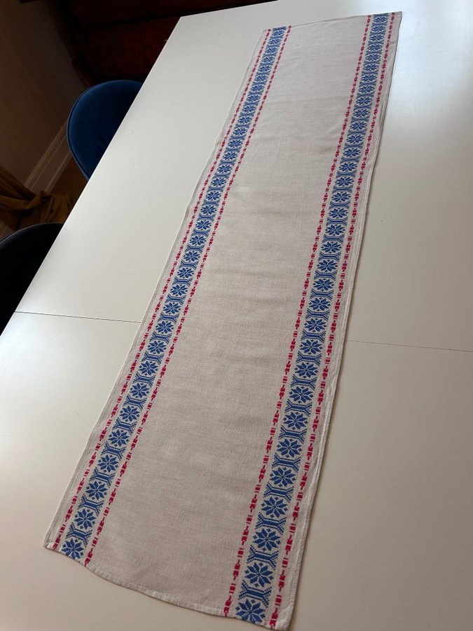 Duk med broderi löpare julstjärnor