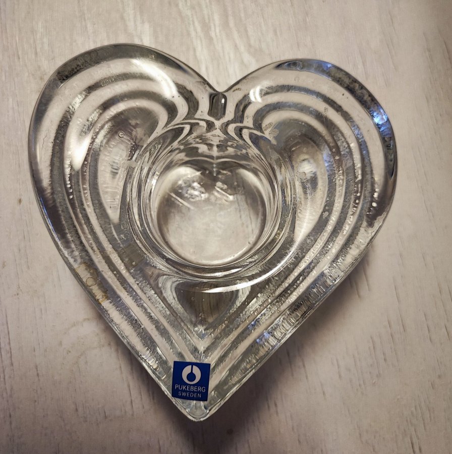 Hjärtformad ljusstake i glas. Pukeberg. Ca 10x10 cm