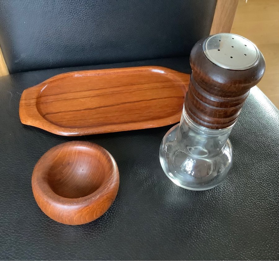 Kryddset teak liten bricka liten skål och en salt/ socker ströare retro vintage