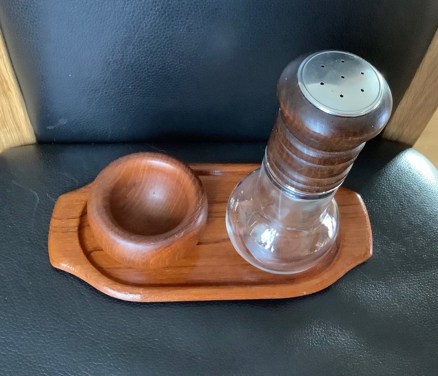 Kryddset teak liten bricka liten skål och en salt/ socker ströare retro vintage