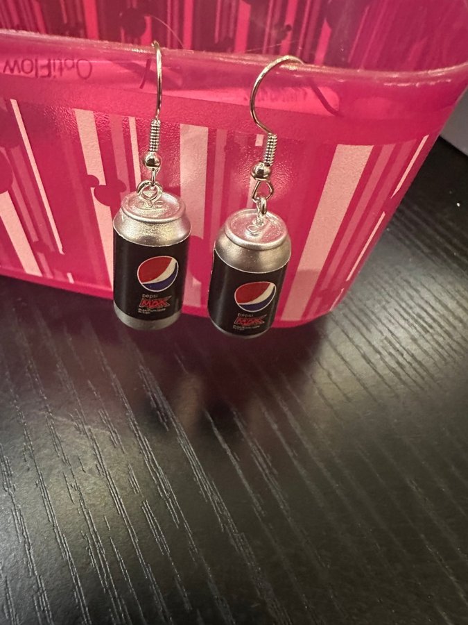 Örhänge med pepsi Max