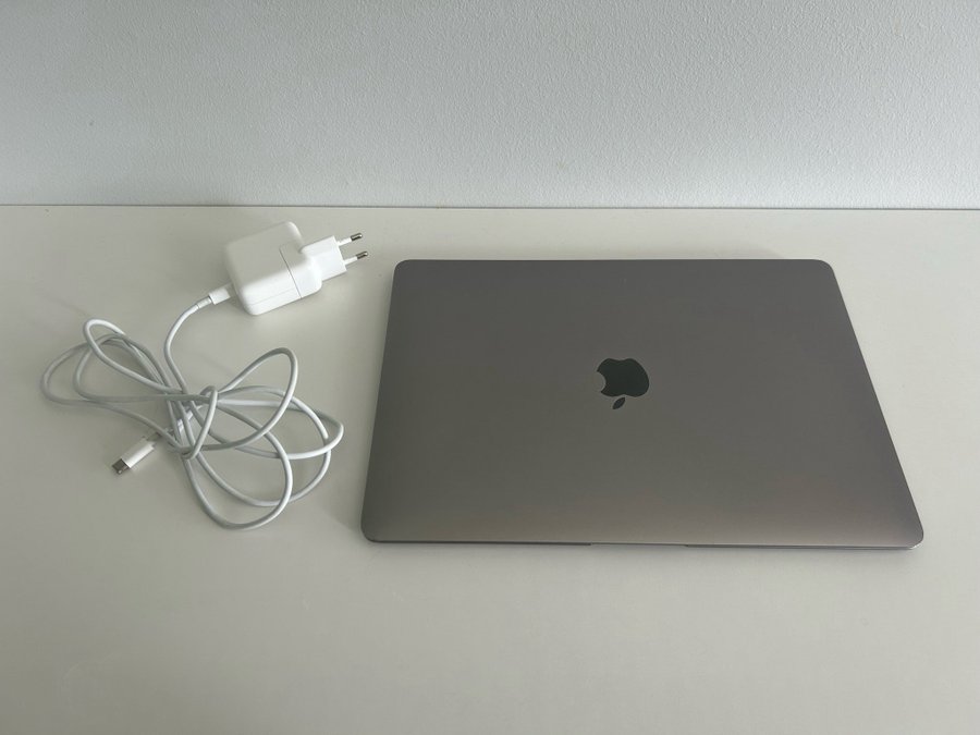 Grå laptop Apple MacBook Air retina-skärm 13” modell 2019 mindre defekt