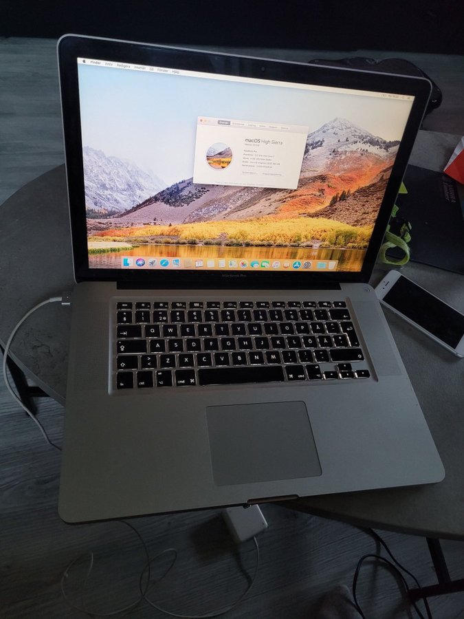 MacBook Pro 220GHz inte core i7 128gb ssd