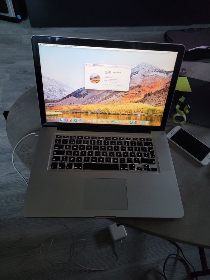 MacBook Pro 220GHz inte core i7 128gb ssd