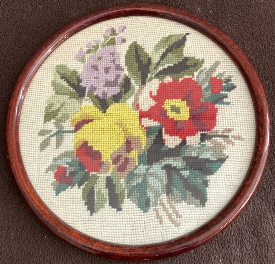 BRODERI MED BLOMMOR - BRODERAD RUND TAVLA MED GLASAD TRÄRAM MÅTT: DIAM 25 CM