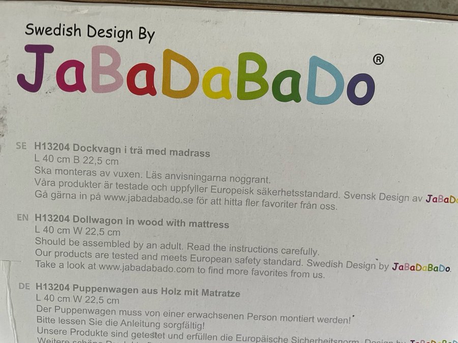 Jabadabadodockvagn i trä med madrass