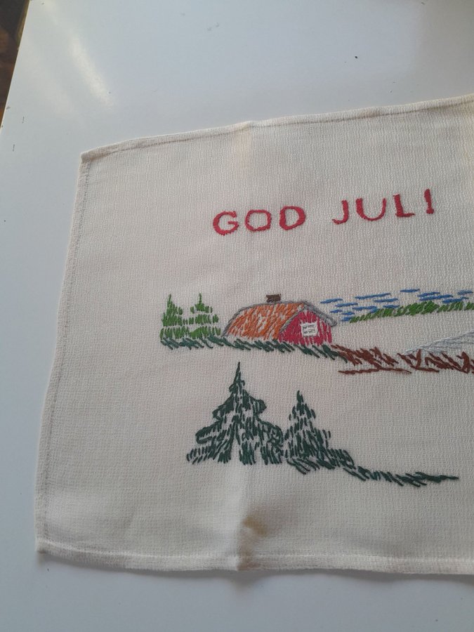 En jättesöt handbroderad bonad till jul med text. Bomull.