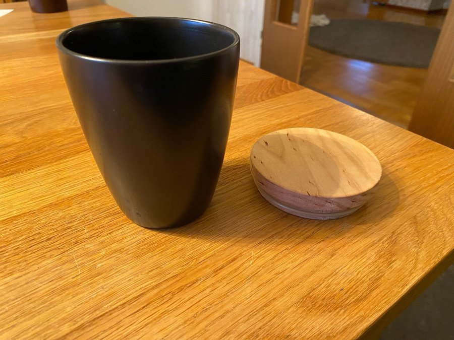 Höganäs Keramik Mugg med Trälock. Mörk brun/svart