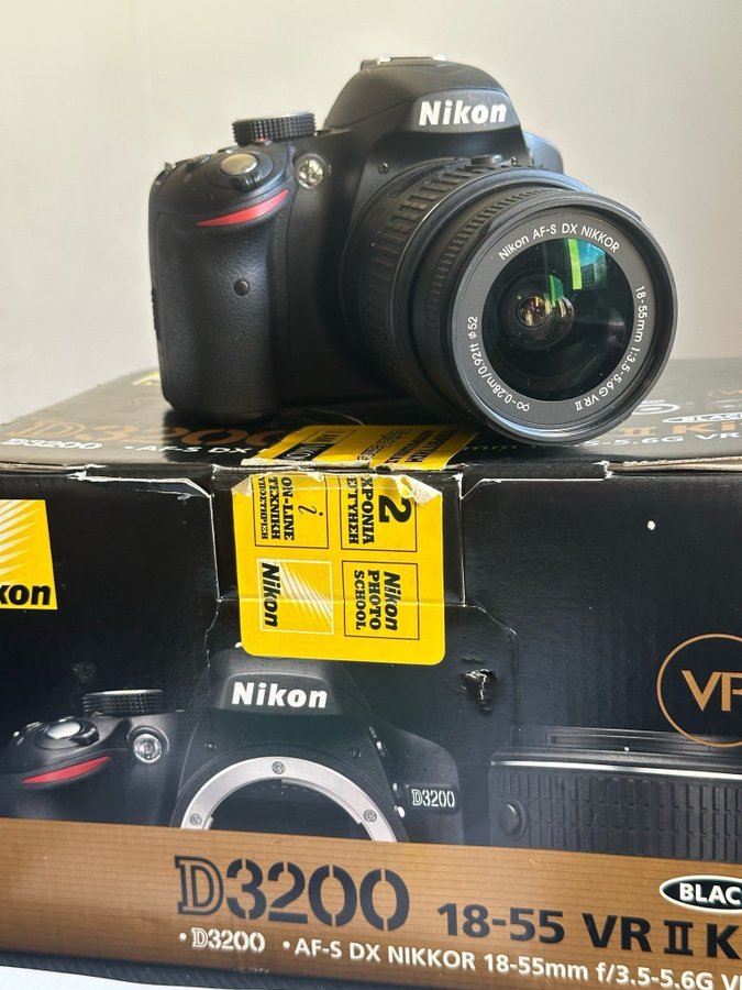 Nikon D3200 med 18-55mm VR II objektiv i original lådan