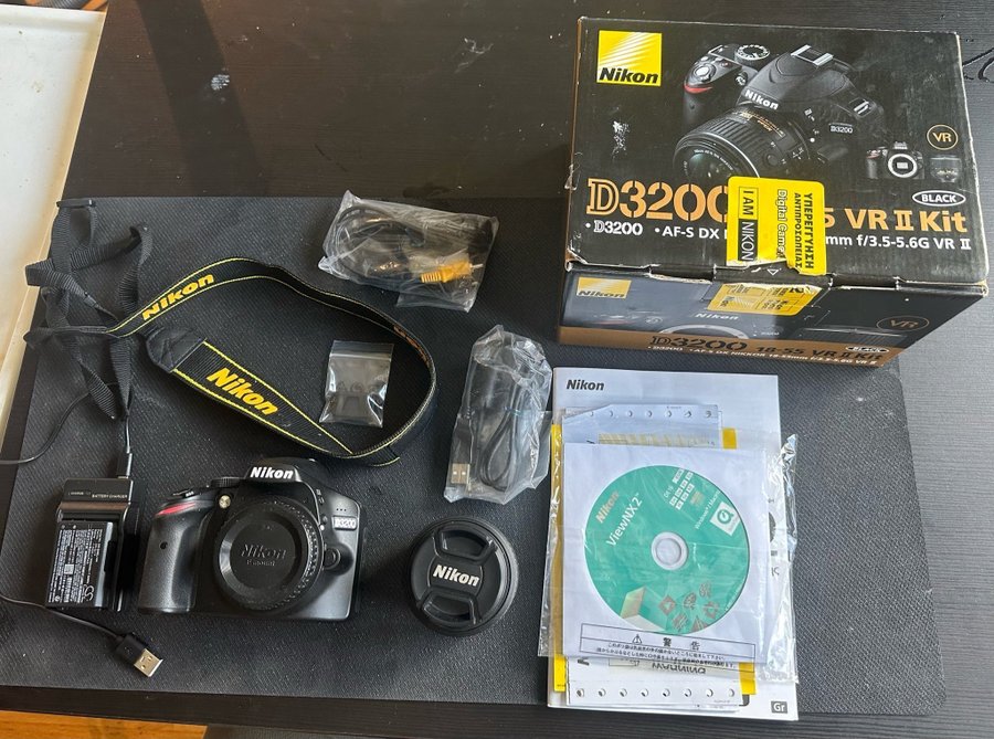 Nikon D3200 med 18-55mm VR II objektiv i original lådan