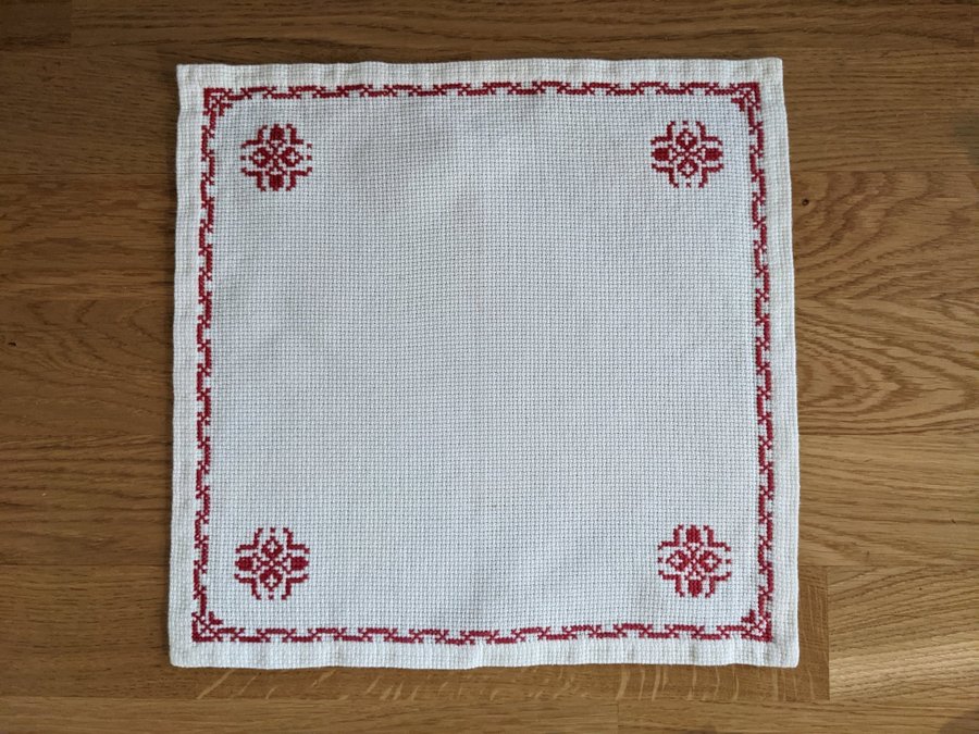 Liten handbroderad fyrkantig julduk 30 x 30 cm i bomull, nyskick