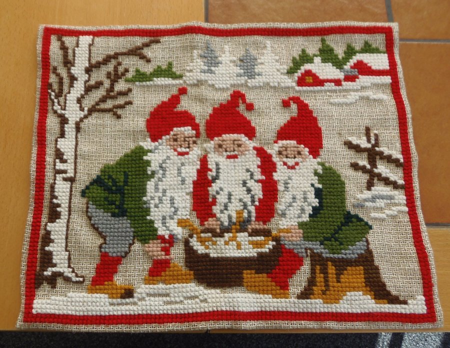 JUL -VÄGGBONAD 31,5 X 38,5 HANDBRODERAD MYCKET FINT SKICK