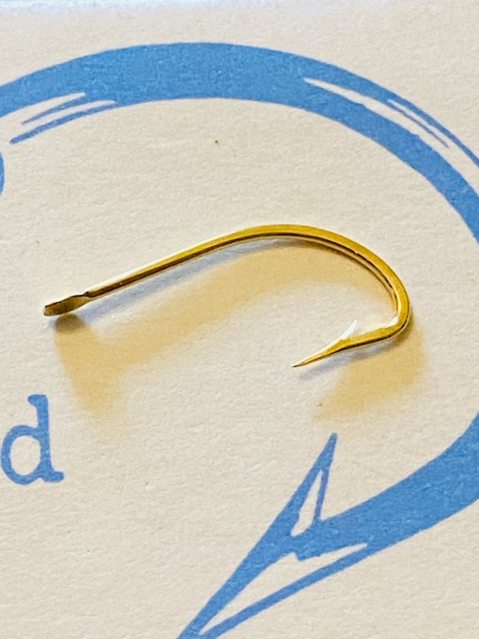 MUSTAD nr7. Qual 31380. Guldplaterade kvalitetskrokar! 100st i sin original ask!