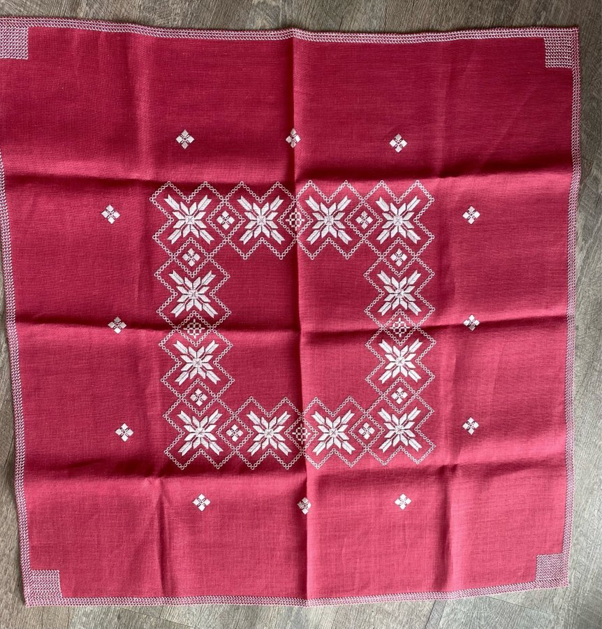 Linneduk handbroderad 94x94cm.Lyx-duk till dig som duken passar Så Fin VÄLSYDD