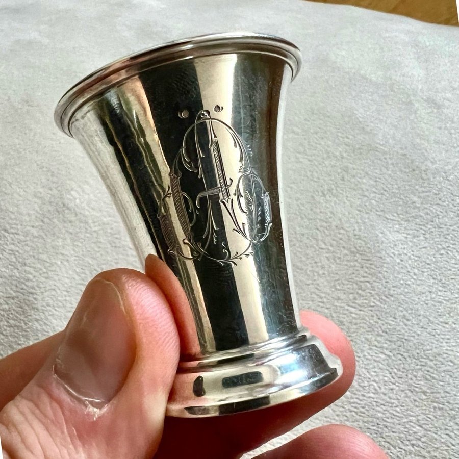 Riktig fin silver bägare med monogram  flera stämplar Kattfot - C G Hallberg