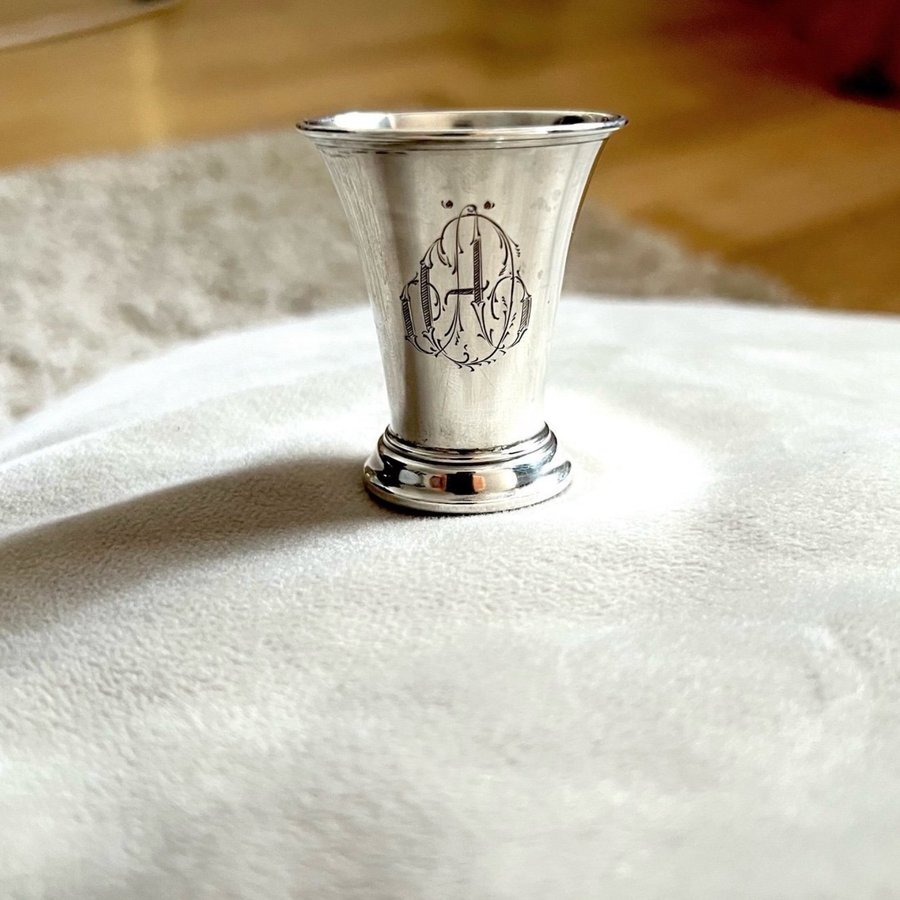 Riktig fin silver bägare med monogram  flera stämplar Kattfot - C G Hallberg