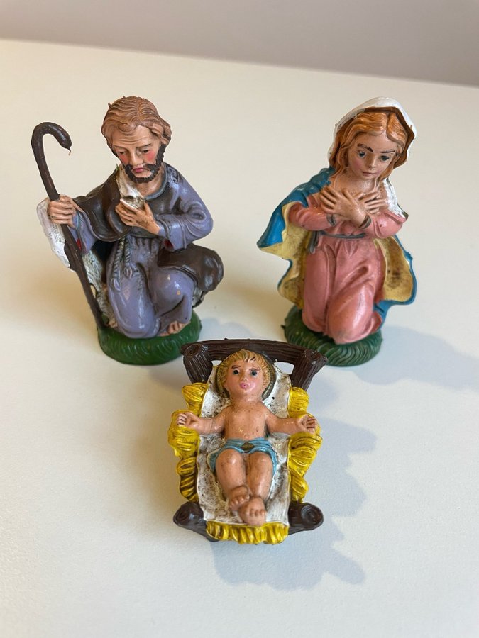 Julkrubba med Josef, Maria och Jesusbarnet figurer