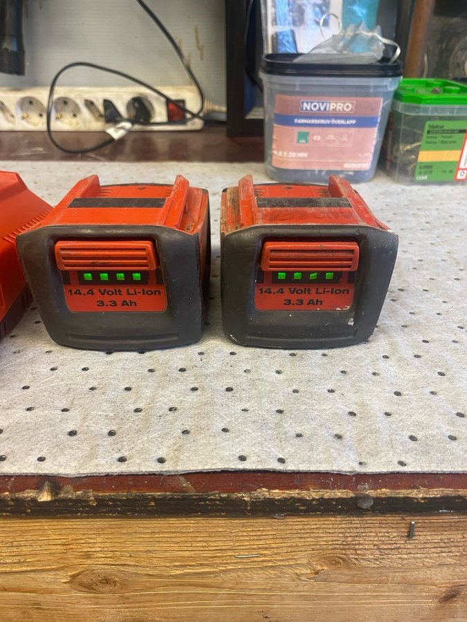 2 st Hilti 14.4V 3.3Ah Li-Ion Batterier + Laddare C 4/36-90