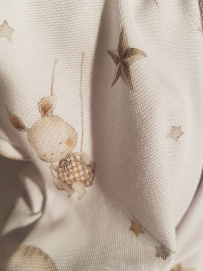 ljuvlig pyjamasoverall med ljusgrå detaljer