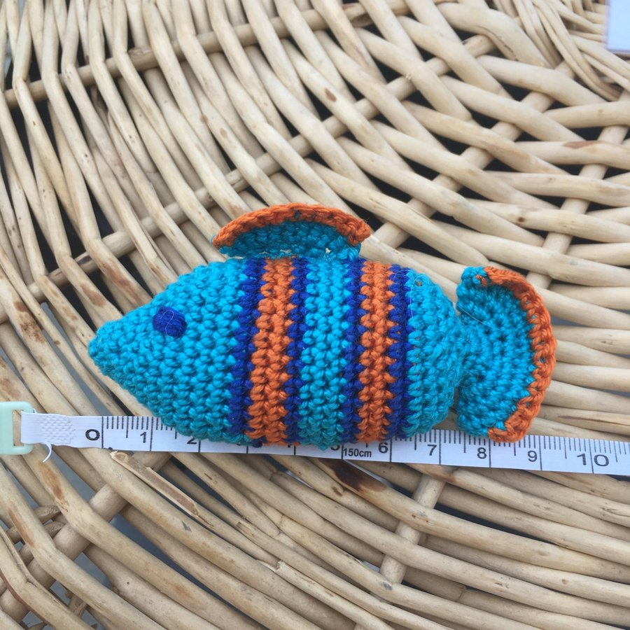 HANDMADE BY ANNA Virkad Kattleksak • ”Stinkis” / fisk • Turkos/orange/blå