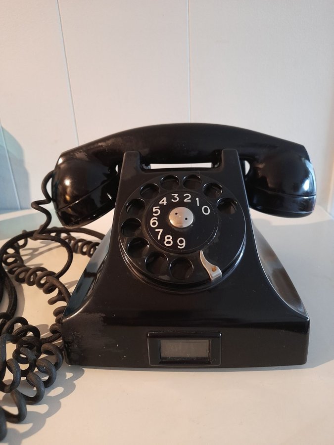 Retro Vintage LM-Ericsson Telefon I Bakelit med Fingerskiva.