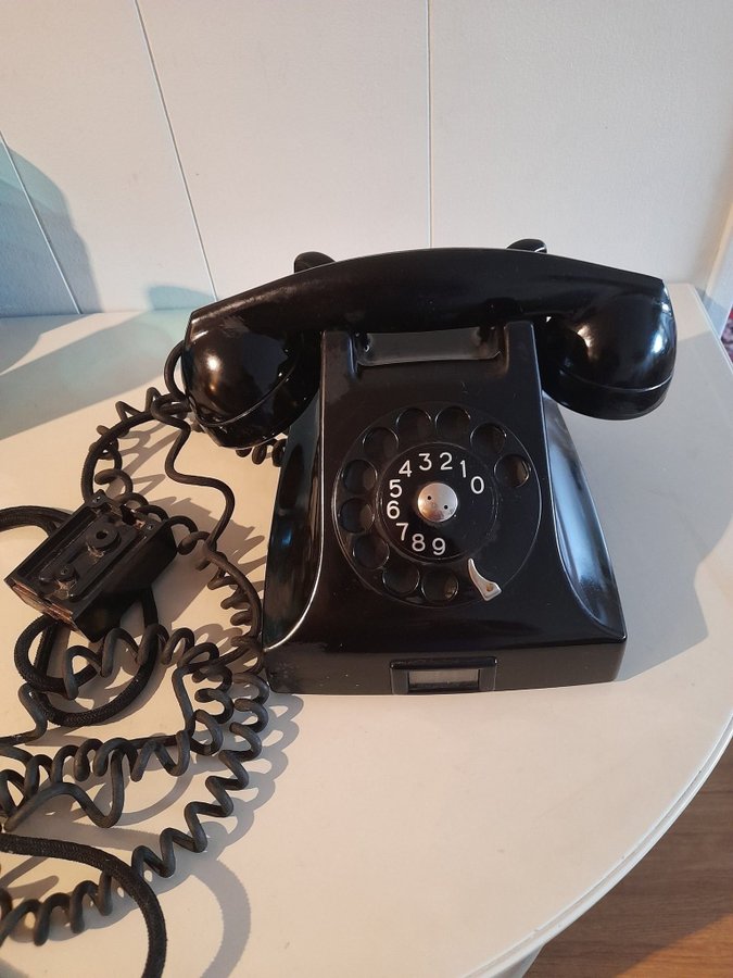 Retro Vintage LM-Ericsson Telefon I Bakelit med Fingerskiva.