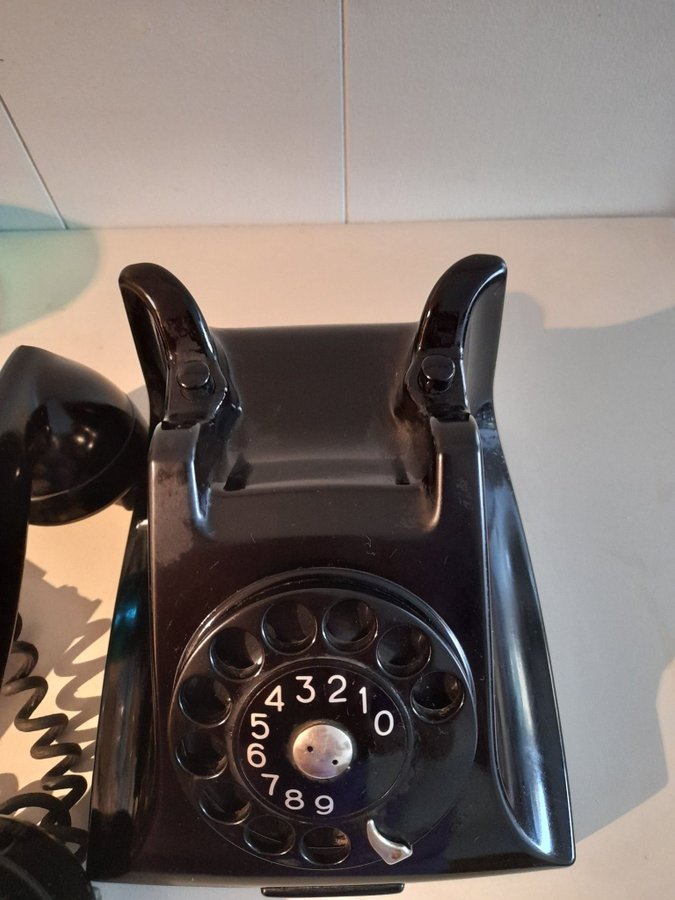 Retro Vintage LM-Ericsson Telefon I Bakelit med Fingerskiva.