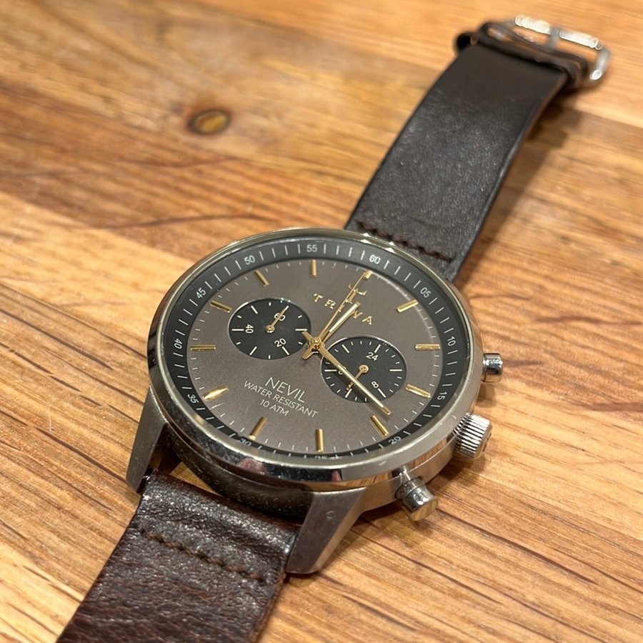 Triwa Nevil Chronograph - Svart urtavla med brunt läderband