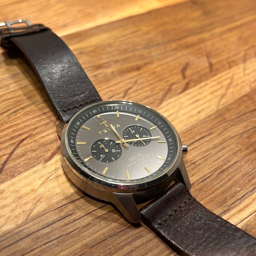 Triwa Nevil Chronograph - Svart urtavla med brunt läderband