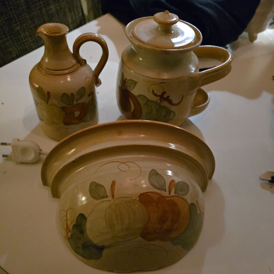 Keramik set med fruktmotiv och vägglampa märkt la poterie provence france