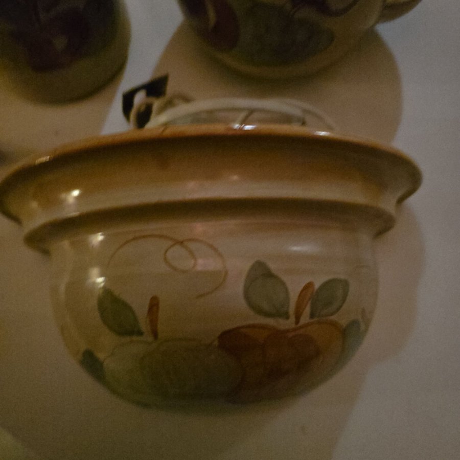 Keramik set med fruktmotiv och vägglampa märkt la poterie provence france