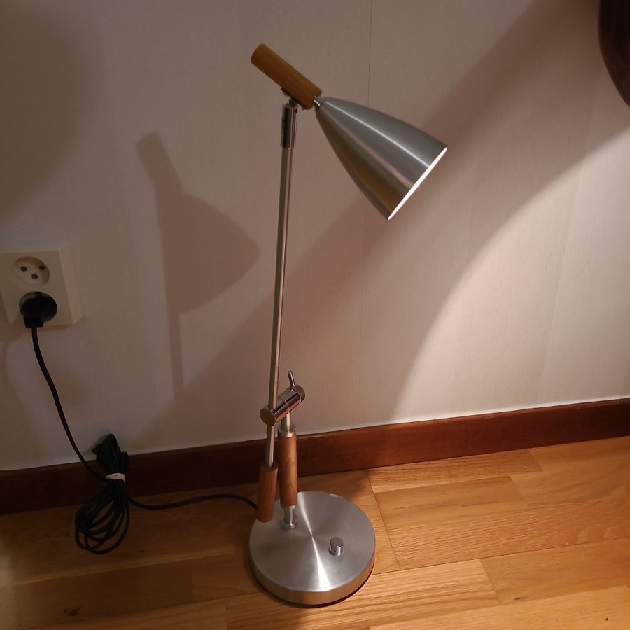 Belid Frank Typ B4154 Bordslampa är en Modern Dimbar Lampa i Gott Skick